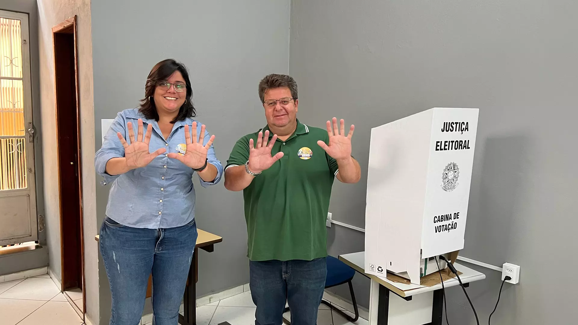 Bebeto Faria chega para votar acompanhado de sua vice, Francini Tavares, na manhã deste domingo